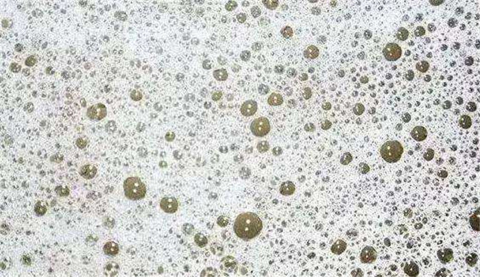 （圖：起泡的潤滑油）